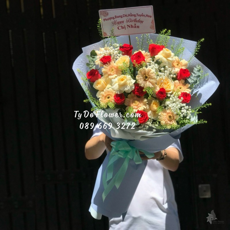 B06241669 BÓ HOA CHÚC MỪNG SINH NHẬT thiết kế tông màu đỏ cam, Hoa Hồng Đỏ, Hoa Hồng Vàng Victor, Hoa Đồng Tiền