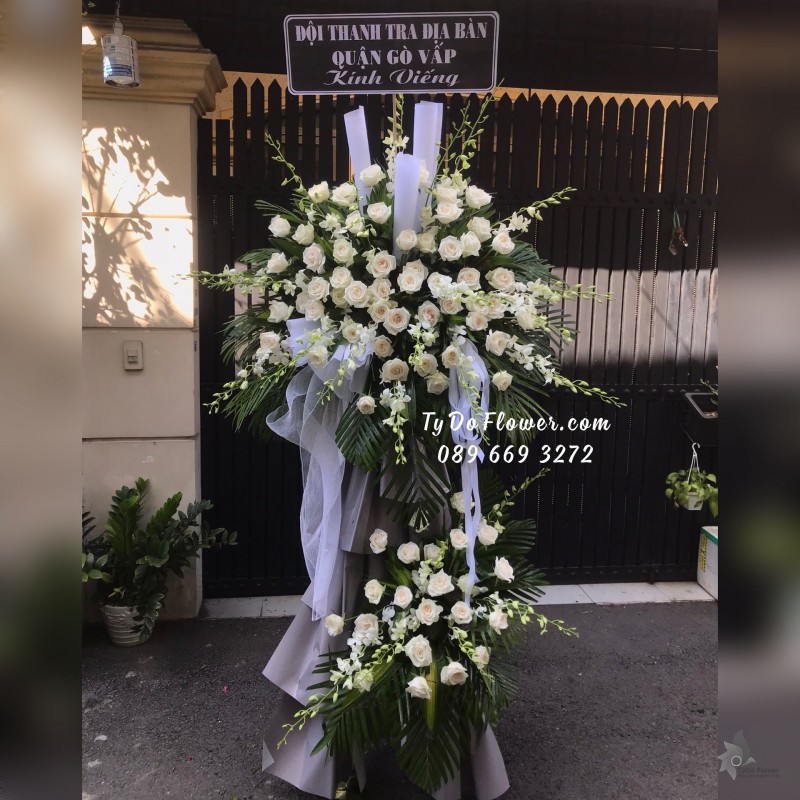 KCB06241673 KỆ HOA TANG LỄ VÒNG HOA CHIA BUỒN Hoa Kính Viếng thiết kế Hoa Hồng Trắng White Ohara Roses, Hoa Lan Trắng