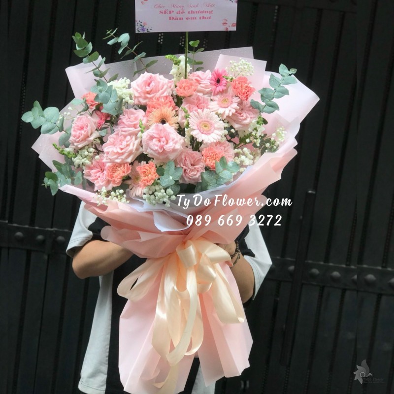 B06241676 BÓ HOA CHÚC MỪNG SINH NHẬT SẾP thiết kế tông màu hồng, chủ đạo hoa hồng Pink Ohara Roses