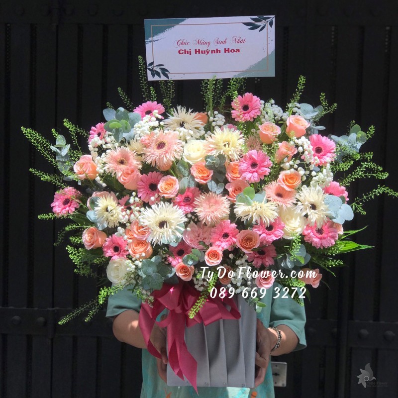 G07241684 GIỎ HOA CHÚC MỪNG SINH NHẬT thiết kế tông màu hồng cam