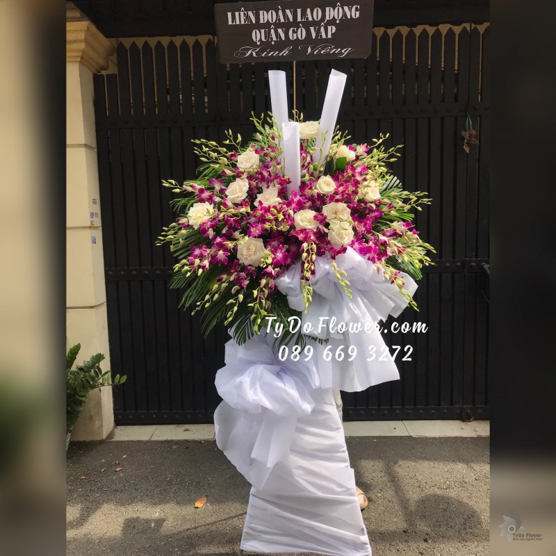 KCB07241693 KỆ HOA TANG LỄ VÒNG HOA CHIA BUỒN Hoa Kính Viếng thiết kế Hoa Hồng Trắng White Ohara Roses, Hoa Lan Tím