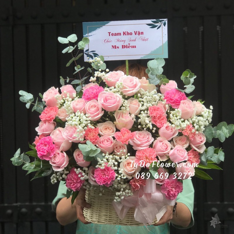 G07241707 GIỎ HOA CHÚC MỪNG SINH NHẬT thiết kế Hoa Hồng Kem Dâu, Cẩm Chướng Hồng