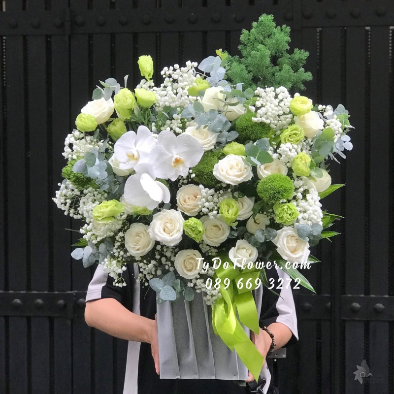 G07241710 GIỎ HOA CHÚC MỪNG thiết kế tông màu trắng xanh bơ