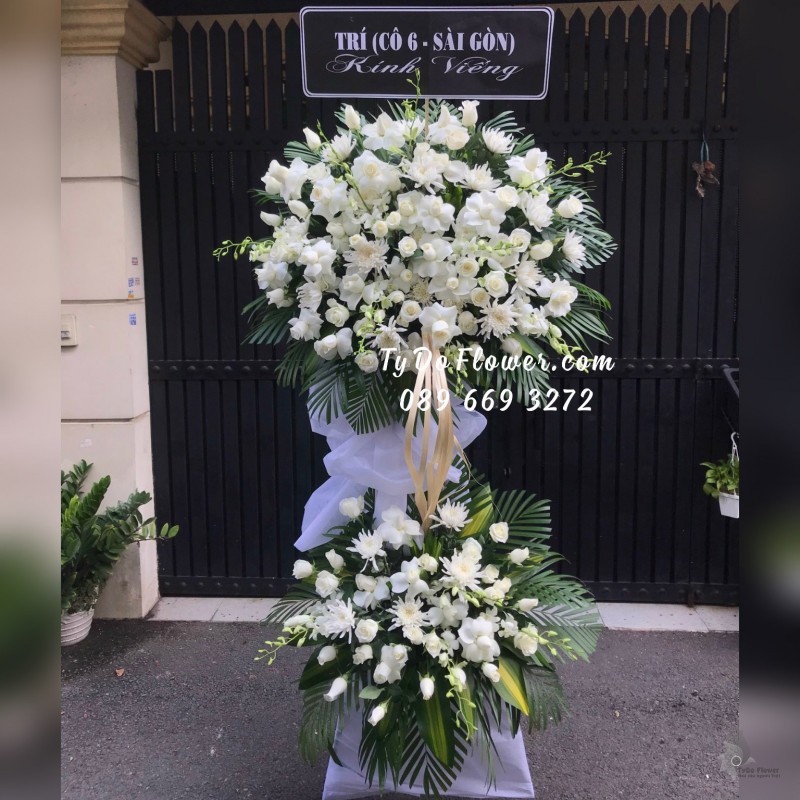 KCB07241711 KỆ HOA TANG LỄ VÒNG HOA CHIA BUỒN Kính Viếng thiết kế Hoa Lan Trắng, Hoa Cúc Trắng, Hoa Hồng Trắng