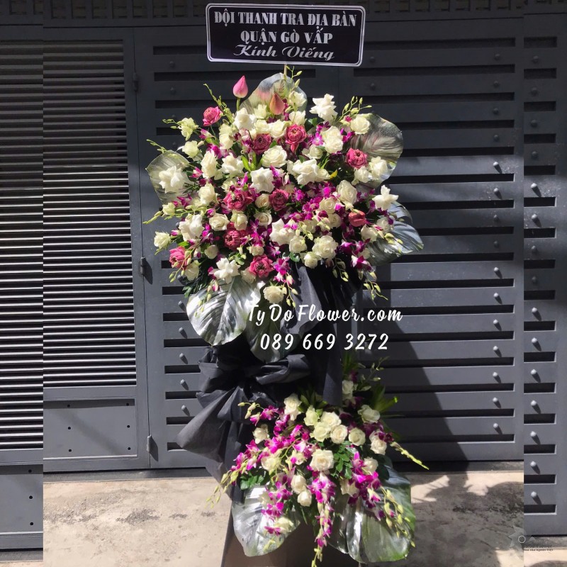 KCB08241819 KỆ HOA TANG LỄ VÒNG HOA CHIA BUỒN Hoa Kính Viếng thiết kế Hoa Hồng Trắng, Hoa Sen Hồng, Hoa Lan Trắng Tím, Lá Trầu Bà Nam Mỹ