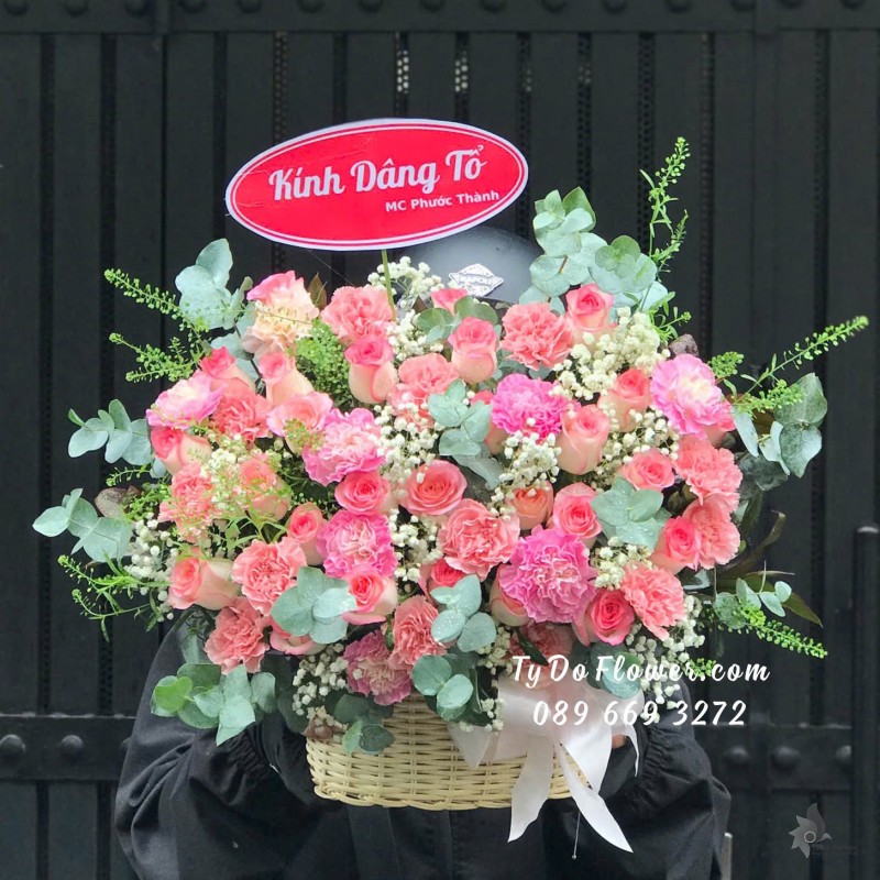G09241828 GIỎ HOA KÍNH DÂNG TỔ Thiết kế tông màu hồng, chủ đạo Hoa Hồng Song Hỷ, Cẩm Chướng Phăng Hồng