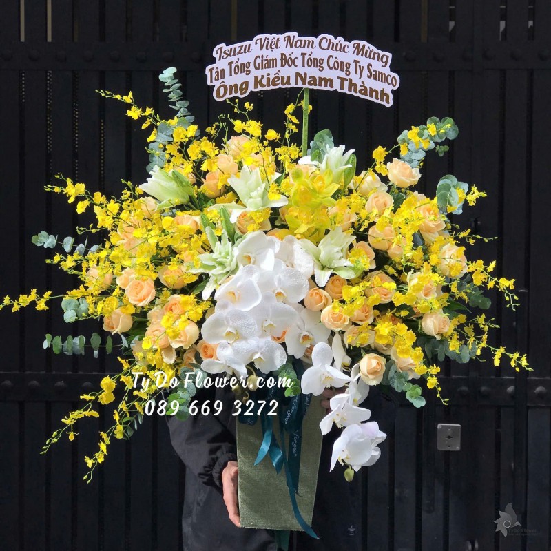 G10241928 GIỎ HOA CHÚC MỪNG TÂN TỔNG GIÁM ĐỐC Thiết Kế tone màu vàng, chủ đạo Hoa Hồng Cam, Lan Vũ Nữ Vàng, Hồ Điệp Trắng