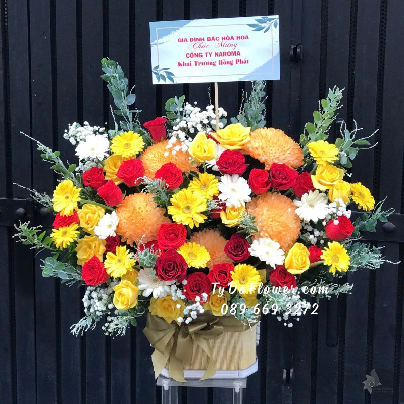 G12242151 GIỎ HOA CHÚC MỪNG KHAI TRƯƠNG HỒNG PHÁT Thiết Kế tông màu đỏ vàng cam, chủ đạo Hoa Hồng Đỏ Vàng, Đồng Tiền Vàng, Cúc Mẫu Đơn Cam