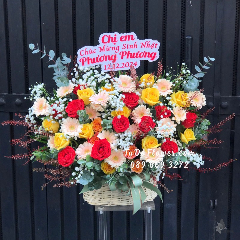 G12242156 GIỎ HOA CHÚC MỪNG SINH NHẬT Thiết Kế tông màu đỏ vàng cam, chủ đạo Hoa Hồng Đỏ Vàng, Đồng Tiền Mini