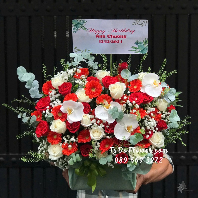 G12242157 GIỎ HOA CHÚC MỪNG SINH NHẬT Thiết Kế tông màu đỏ trắng, chủ đạo Hoa Hồng Đỏ Trắng, Lan Hồ Điệp, Hoa Đồng Tiền
