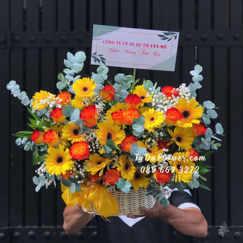 G12242180 GIỎ HOA CHÚC MỪNG TÂN GIA Thiết kế Hoa Hồng Cam, Đồng Tiền Vàng