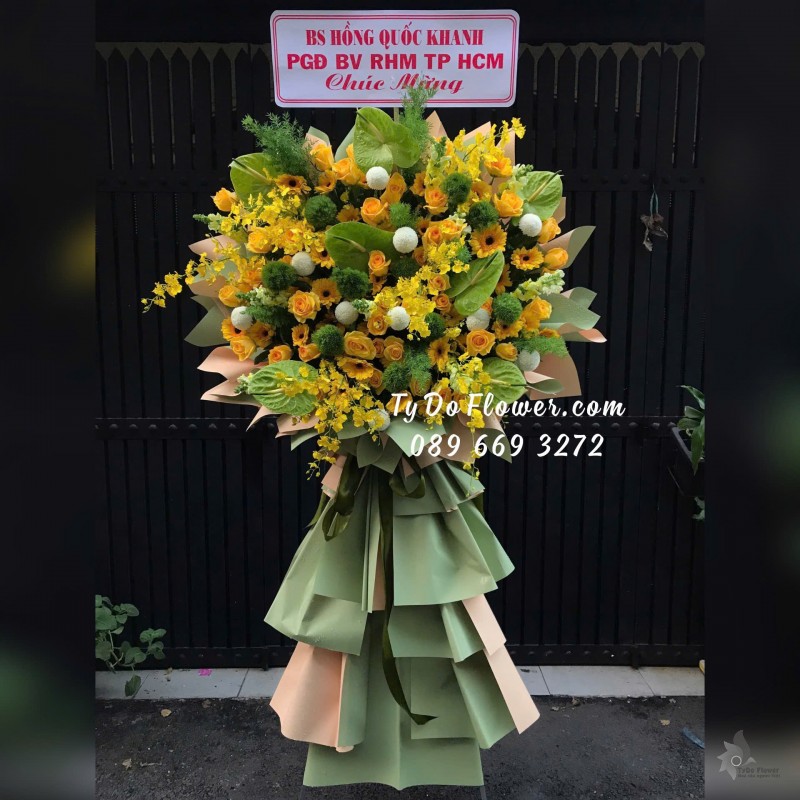 KCM12242185 KỆ HOA CHÚC MỪNG Thiết kế tông màu vàng xanh, chủ đạo Hoa Hồng Vàng Gold, Lan Vũ Nữ, Green Wicky, Pingpong