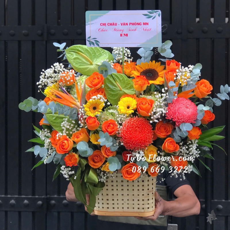 G12242186 GIỎ HOA CHÚC MỪNG SINH NHẬT Thiết kế tông màu Cam, chủ đạo, Hoa Cúc Mẫu Đơn Đỏ Cam, Hoa Hồng Cam Party