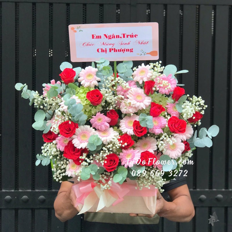 G12242187 GIỎ HOA CHÚC MỪNG SINH NHẬT Thiết kế tông màu đỏ hồng, chủ đạo hoa hồng đỏ, đồng tiền mini hồng