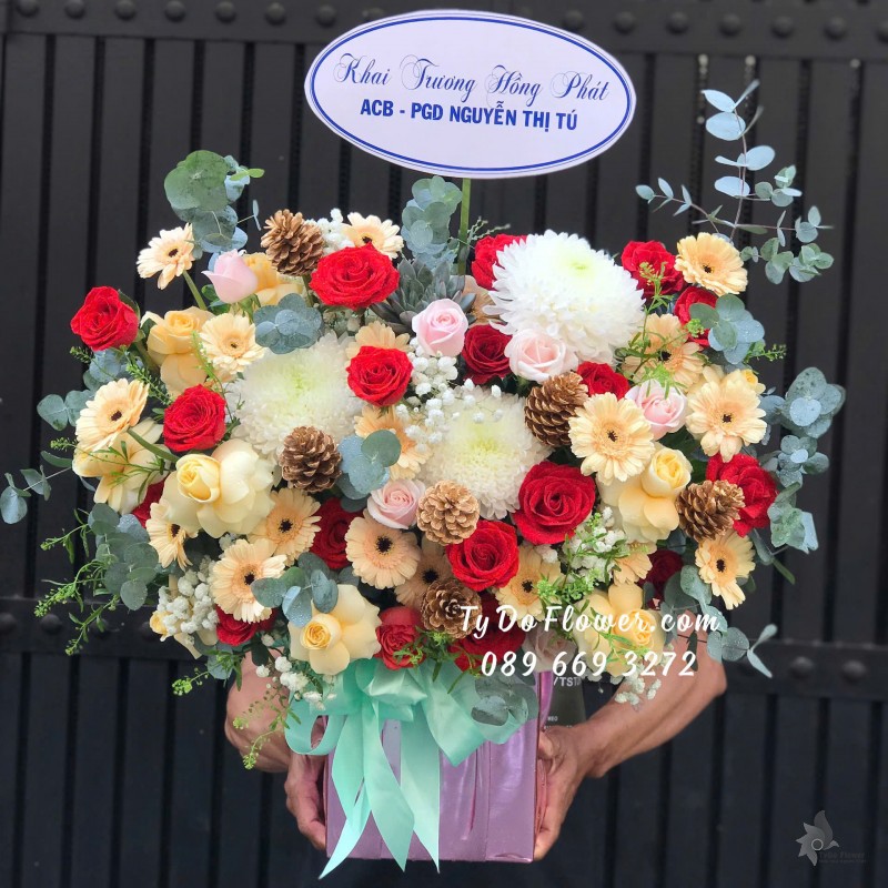 G12242193 GIỎ HOA CHÚC MỪNG KHAI TRƯƠNG HỒNG PHÁT Thiết kế Hoa Cúc, Hoa Hồng, Đồng Tiền, Quả Thông