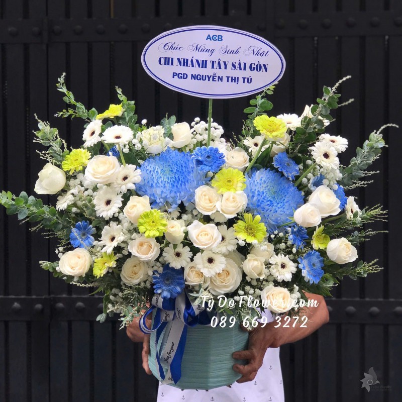 G12242194 GIỎ HOA CHÚC MỪNG SINH NHẬT Thiết kế tông màu trắng xanh dương, chủ đạo Hoa Cúc, Hoa Hồng, Hoa Đồng Tiền