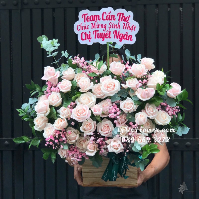 G12242195 GIỎ HOA CHÚC MỪNG SINH NHẬT Thiết kế Hoa Hồng Kem