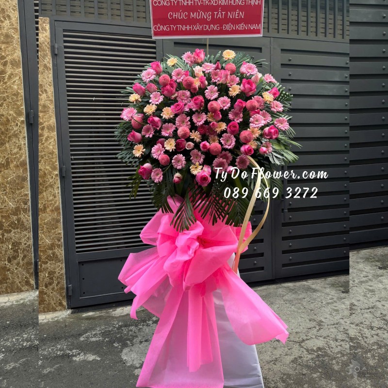 KCM01254 KỆ HOA CHÚC MỪNG TẤT NIÊN Thiết kế tông màu hồng, chủ đạo Hoa Hồng Sen Phật, Đồng Tiền Mini, Cúc Pingpong