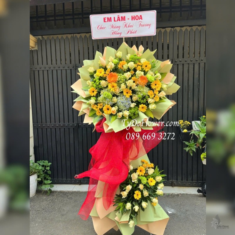 KCM01255 KỆ HOA CHÚC MỪNG KHAI TRƯƠNG HỒNG PHÁT Thiết kế tông màu vàng xanh cốm , chủ đạo Hoa Đồng Tiền, Cẩm Tú Cầu, Hoa Hồng Cam Trứng