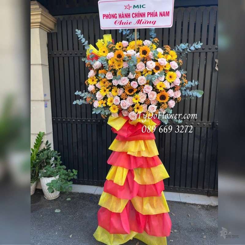 KCM01257 KỆ HOA CHÚC MỪNG Thiết kế tông màu đỏ hồng vàng, chủ đạo Hoa Hồng Kem, Đồng Tiền Vàng, Hướng Dương, Cúc