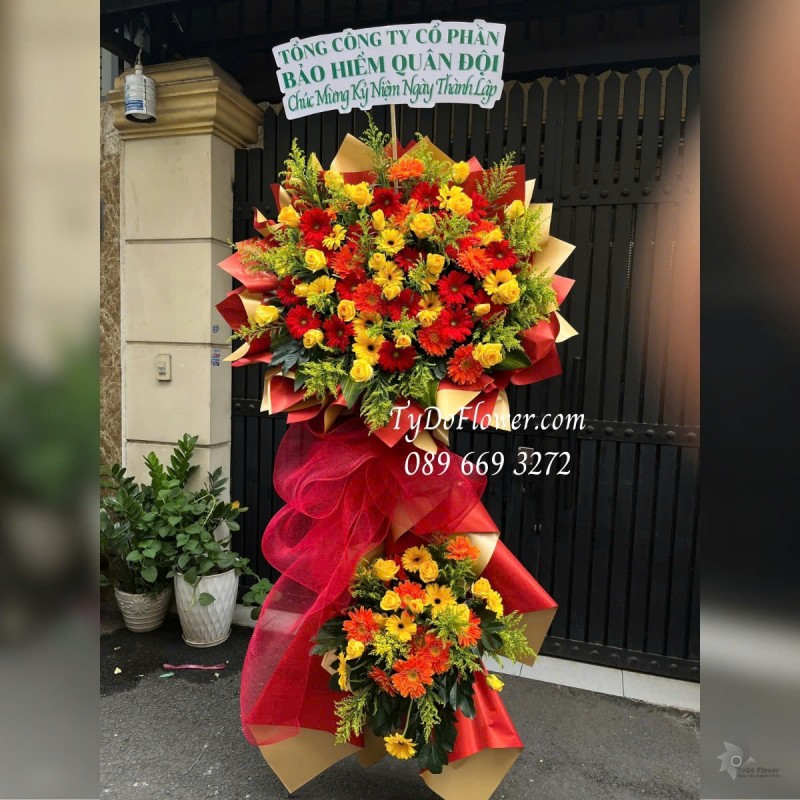 KCM01258 KỆ HOA CHÚC MỪNG KỶ NIỆM NGÀY THÀNH LẬP Thiết kế tông màu đỏ vàng, chủ đạo Hoa Hồng Vàng Gold, Đồng Tiền