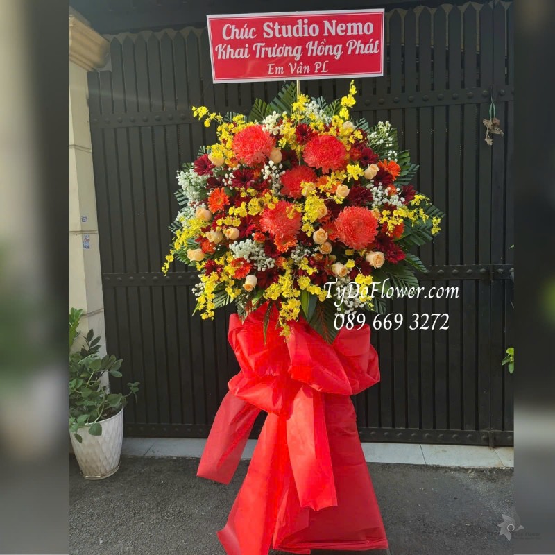 KCM01259 KỆ HOA CHÚC MỪNG KHAI TRƯƠNG HỒNG PHÁT Thiết kế tông màu đỏ vàng, chủ đạo Hoa Hồng Đỏ, Lan Vũ Nữ, Cúc Mẫu Đơn Đỏ