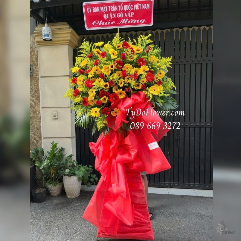 KCM012510 KỆ HOA CHÚC MỪNG Thiết kế tông màu đỏ vàng, chủ đạo Hoa Đồng Tiền