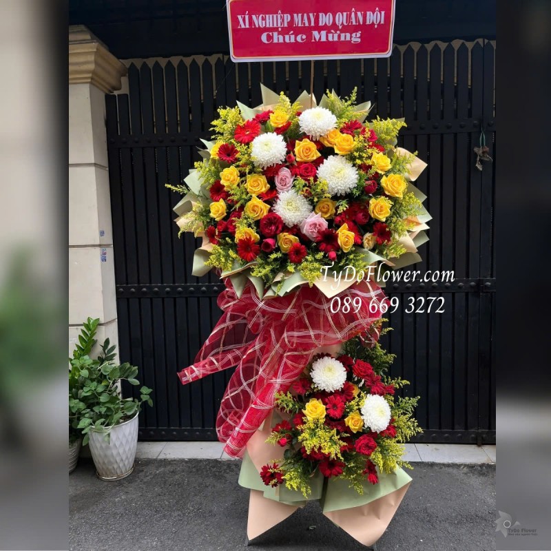 KCM012511 KỆ HOA CHÚC MỪNG Thiết kế tông màu đỏ vàng, chủ đạo Hoa Hồng Vàng Gold, Hoa Hồng Đỏ, Đồng Tiền, Cúc Mẫu Đơn Trắng