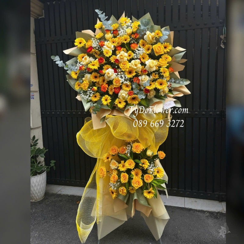 KCM012512 KỆ HOA CHÚC MỪNG Thiết kế tông màu vàng, chủ đạo Hoa Hồng Vàng Gold Victor, Đồng Tiền Vàng, Hoa Hồng Cam Cháy