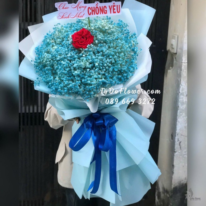 B12231219-2 BÓ HOA CHÚC MỪNG SINH NHẬT CHỒNG thiết kế Hoa Baby Mảu Xanh Dương, 1 bông hồng đỏ