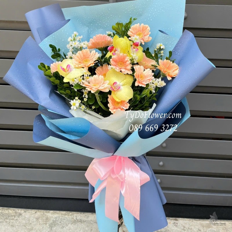 B012540 BÓ HOA CHÚC MỪNG Thiết kế Hoa Đồng Tiền Mini Cam, Lan Hồ Điệp Vàng