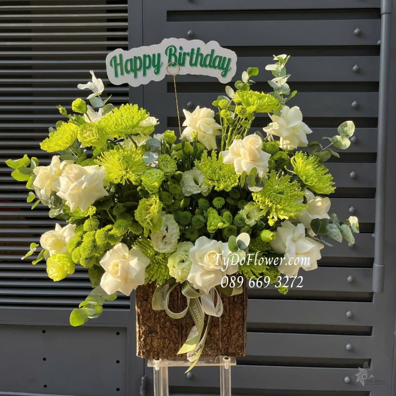 G012552 GIỎ HOA CHÚC MỪNG SINH NHẬT Thiết kế tông màu trắng xanh cốm, chủ đạo Hoa Hồng Trắng, Cúc Xanh Cốm