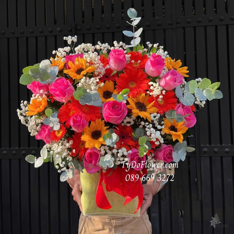 G012555 GIỎ HOA CHÚC MỪNG Thiết kế tông màu đỏ hồng vàng, chủ đạo Hoa Hồng Sen Phật, Hướng Dương, Đồng Tiền