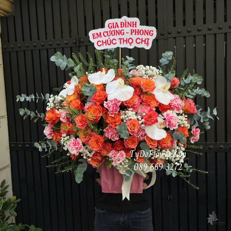 G012556 GIỎ HOA CHÚC THỌ Thiết kế tông màu đỏ hồng cam, chủ đạo Hoa Hồng Cam, Cẩm Chướng, Lan Hồ Điệp