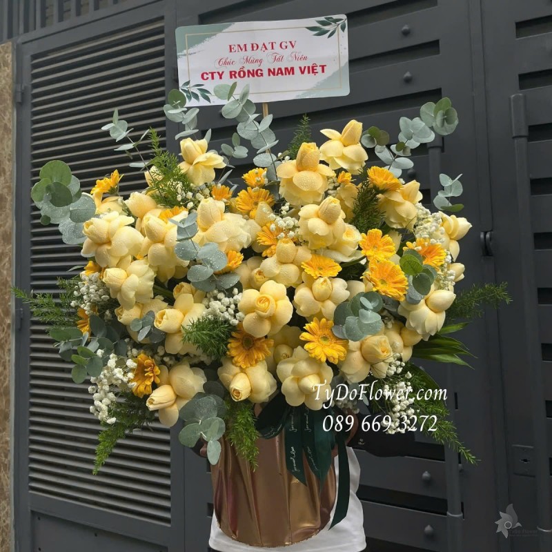 G012557 GIỎ HOA CHÚC MỪNG TẤT NIÊN Thiết kế Hoa Hồng Vàng Victor, Đồng Tiền Mini