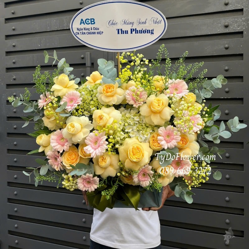 G012559 GIỎ HOA CHÚC MỪNG SINH NHẬT Thiết kế tông màu Vàng Xanh Bơ chủ đạo Hoa Hồng Vàng Victor, Đồng Tiền Mini, Cẩm Tú Cầu