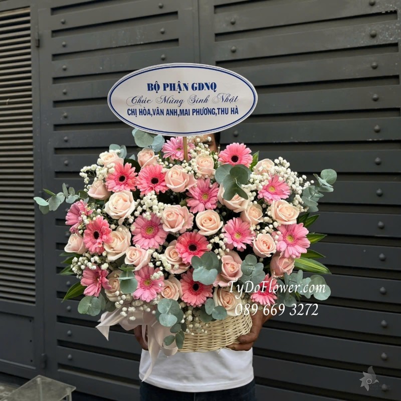 G012560 GIỎ HOA CHÚC MỪNG SINH NHẬT Thiết kế Hoa Hồng Kem, Đồng Tiền Mini Hồng