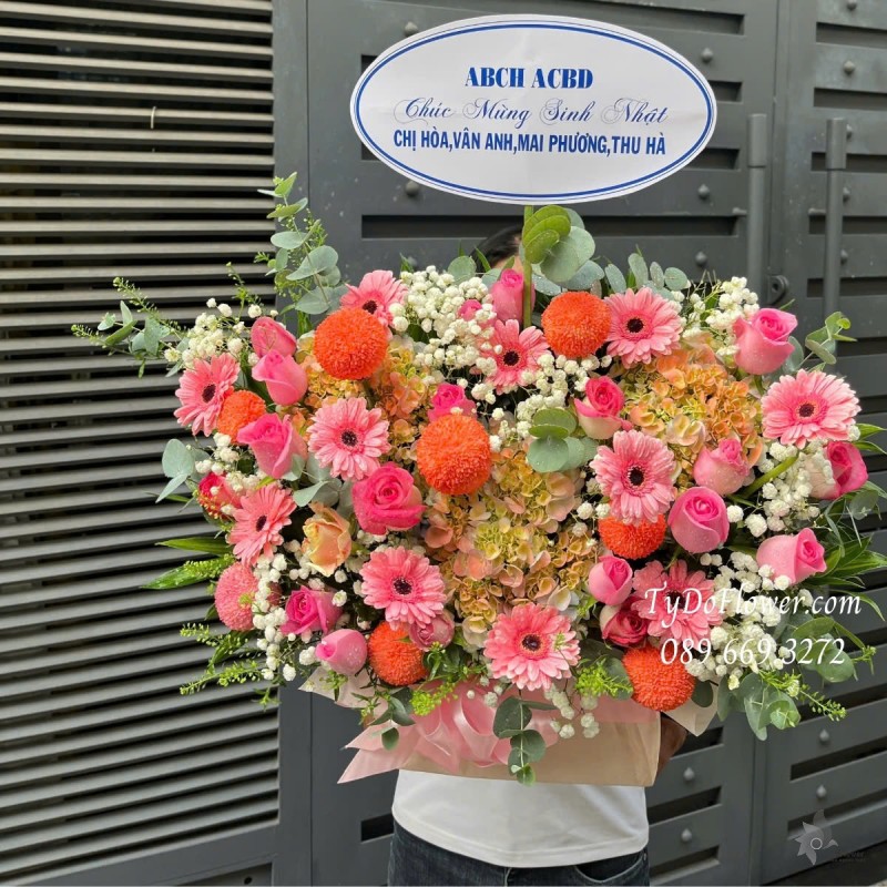 G012561 GIỎ HOA CHÚC MỪNG SINH NHẬT Thiết kế tông màu hồng cam, chủ đạo Hoa Hồng, Ping Pong, Đồng Tiền Mini, Cẩm Tú Cầu