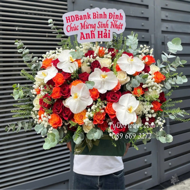 G012565 GIỎ HOA CHÚC MỪNG SINH NHẬT Thiết kế tông màu đỏ cam trắng, chủ đạo Hoa Hồng Đỏ Cam Trắng, Hoa Lan Hồ Điệp