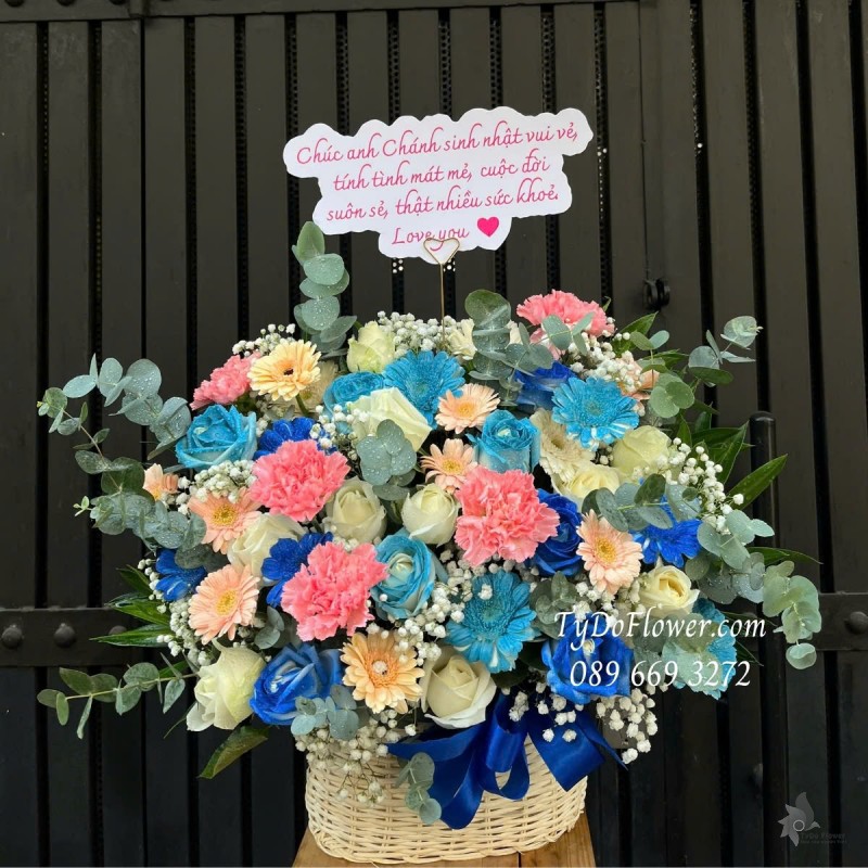 G012566 GIỎ HOA CHÚC MỪNG SINH NHẬT Thiết kế tông màu trắng hồng xanh dương, chủ đạo Hoa Hồng Trắng Xanh, Cẩm Chướng Phăng Hồng, Đồng Tiền Mini Cam