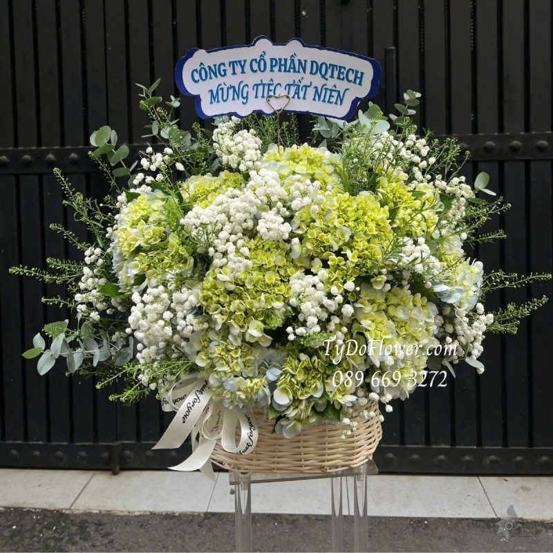 G012567 GIỎ HOA CHÚC MỪNG TẤT NIÊN Thiết kế Hoa Cẩm Tú Cầu Xanh Bơ, Baby Trắng