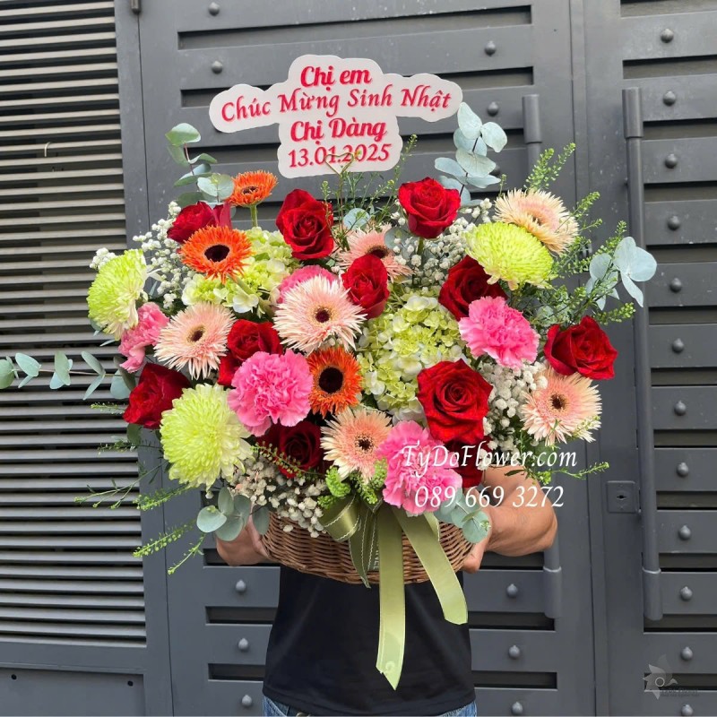 G012572 GIỎ HOA CHÚC MỪNG SINH NHẬT Thiết kế Hoa Đa Sắc, chủ đạo Hoa Hồng Đỏ Ecuador, Cúc Xanh, Cẩm Tú Cầu, Đồng Tiền Tua
