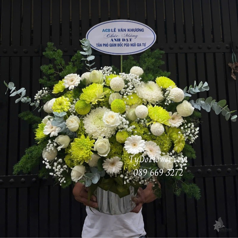 G012574 GIỎ HOA CHÚC MỪNG TÂN GIÁM ĐỐC Thiết kế tông màu trắng xanh cốm, chủ đạo Hoa Hồng, Cúc