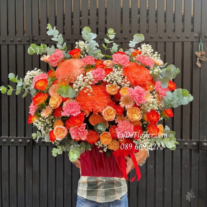 G012575 GIỎ HOA CHÚC MỪNGThiết kế tông màu hồng cam, chủ đạo Hoa Cúc Mẫu Đơn Cam, Hoa Hồng Cam Juliet, Cam Cháy, Cẩm Chướng Phăng Hồng