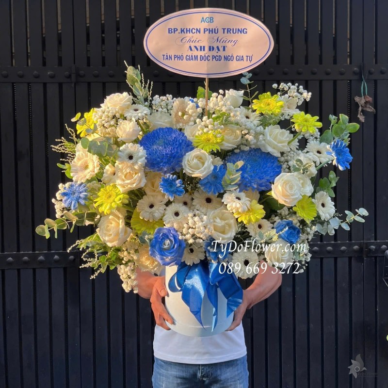 G012578 GIỎ HOA CHÚC MỪNG TÂN PHÓ GIÁM ĐỐC Thiết kế tông màu trắng xanh dương, chủ đạo hoa hồng, hoa cúc, hoa đồng tiền