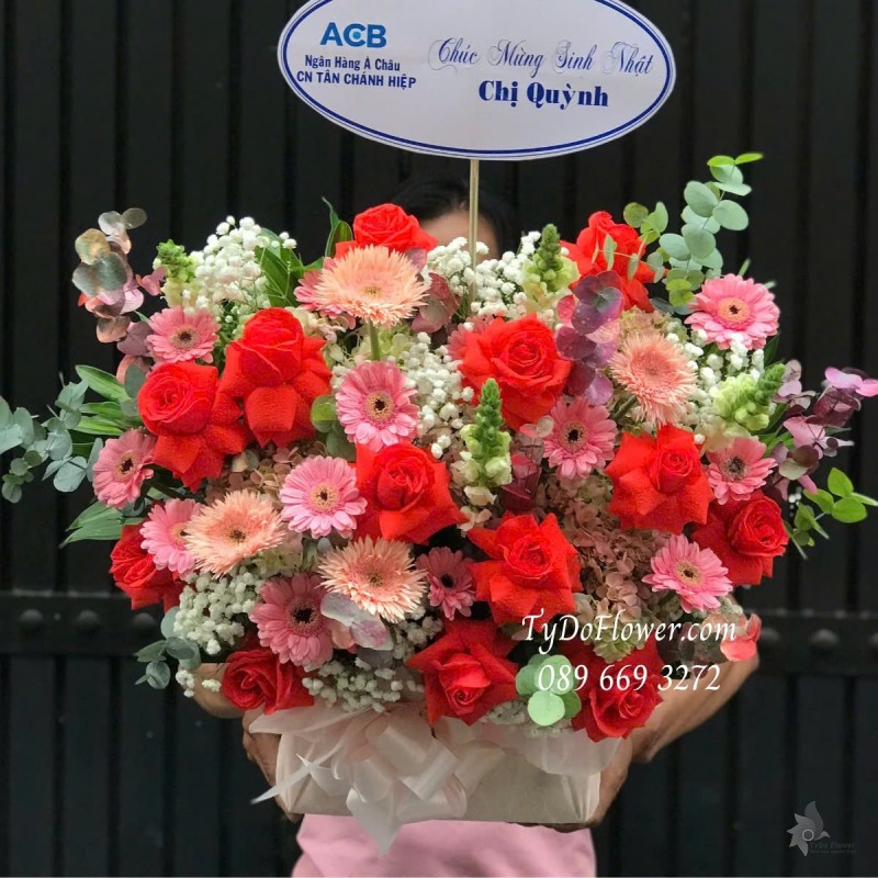 G012580 GIỎ HOA CHÚC MỪNG SINH NHẬT Thiết kế tông màu hồng đỏ cam, chủ đạo Hoa Hồng, Đồng Tiền