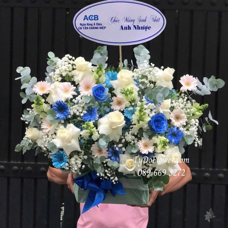 G012582 GIỎ HOA CHÚC MỪNG SINH NHẬT Thiết kế tông màu trắng xanh dương, chủ đạo hoa hồng, đồng tiền, mõm sói