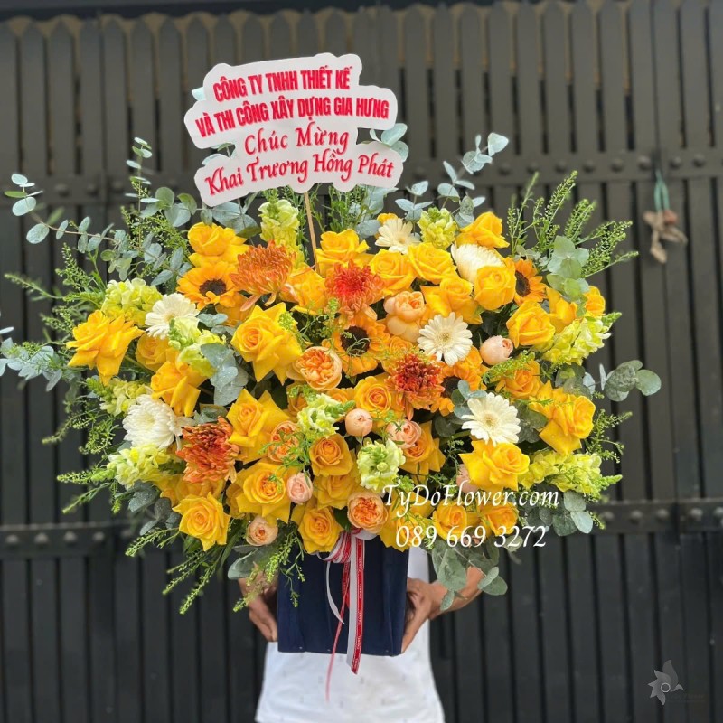 G012587 GIỎ HOA CHÚC MỪNG KHAI TRƯƠNG HỒNG PHÁT Thiết kế tông màu vàng, chủ đạo Hoa Hồng Vàng Gold, Cam Juliet, Mõm Sói Vàng