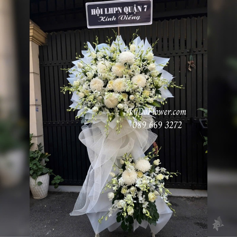 KCB0125100 KỆ HOA TANG LỄ VÒNG HOA CHIA BUỒN Kính Viếng Thiết kế 02 tầng Hoa Lan Trắng, Cúc Mẫu Đơn Trắng, Hoa Hồng Trắng