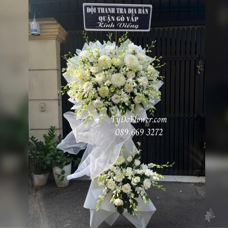 KCB0125107 KỆ HOA TANG LỄ VÒNG HOA CHIA BUỒN Kính Viếng Thiết kế 02 tầng Hoa Lan Trắng, Cúc Mẫu Đơn Trắng